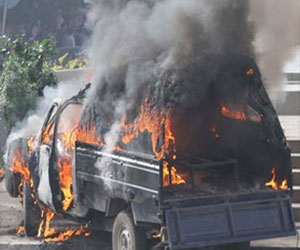 مصر اليوم - الإخوان يحرقون سيّارة شرطة في الجيّزة
