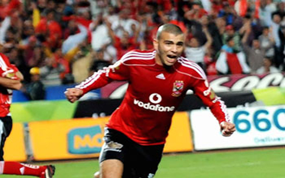   مصر اليوم - توقيّف اللاعب عماد متعب لكسره قواعد المرور و اعتراضه ضابط شرطة