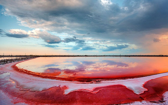  مصر اليوم - مُصوِّر أوكراني يلتقط صورة رائعة لبحيرة Savish في شبه جزيرة القرم