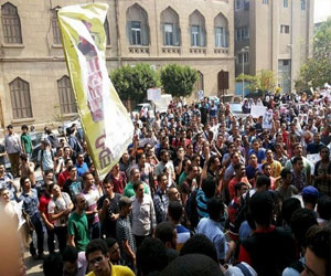   مصر اليوم - تظاهرة لطلاب جامعة عين شمس للمطالبة بالإفراج عن المعقلين