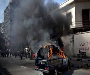 مصر اليوم - إضرام النيران في سيارة شرطة في قنا