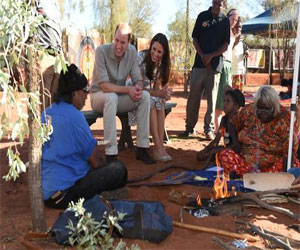   مصر اليوم - استقبال تقليدي للأمير وليام وكيت خلال زيارتهما إلى معلم اولورو الأسترالي