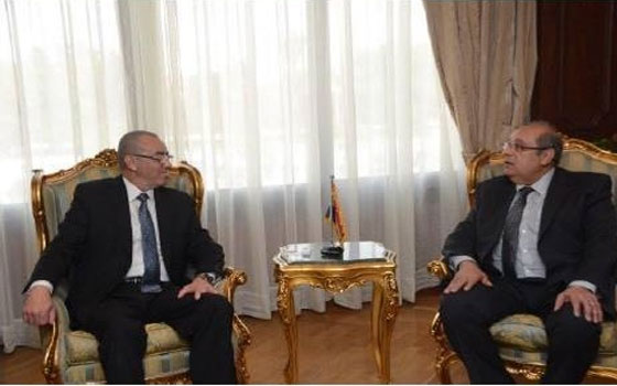   مصر اليوم - وزير الطيران يناقش ترويج مبادرة اركب طائر بلدك في أوروبا