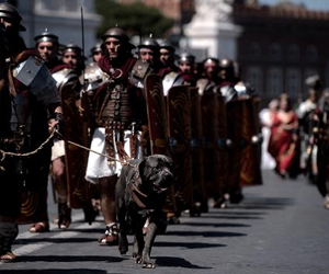   مصر اليوم - الآف الأشخاص يحتفلون بمرور 2767 عاما على تأسيس مدينة روما