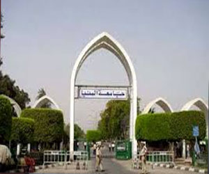 مصر اليوم - اشتباكات بين الأمن والطلاب أمام بوابة جامعة المنيا