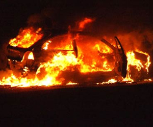   مصر اليوم - احتراق سيَّارة بعد اصطدامها برصيف في سُوهاج