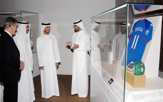 مصر اليوم - سلطان بن طحنون آل نهيان يفتتح معرض 100 قطعة فنيَّة تحكي تاريخ العالم