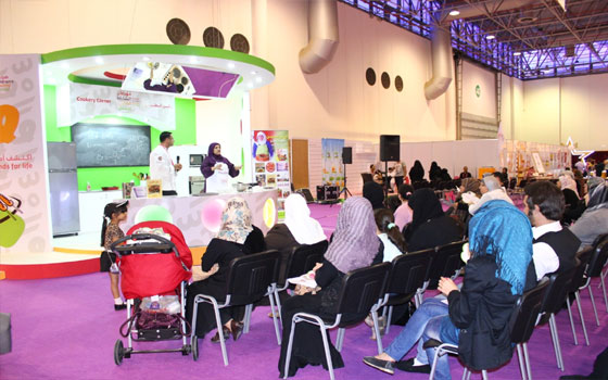   مصر اليوم - الطاهيّة منى الحسن تجذب الأطفال بكُرات التمر اللذيّذة في الشارقّة القرائي