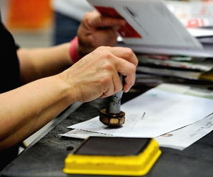   مصر اليوم - كندية تتلقى رسالة بريدية بعد 45 عامًا من التأخر