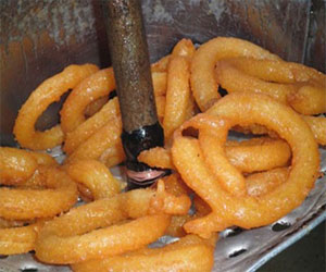   مصر اليوم - المشبك من الحلويات الشعبية التي تلاقي إقبالاً في سورية