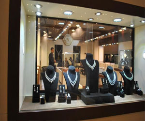   مصر اليوم - الأميرة عادلة بنت عبدالله تفتتح صالون المجوهرات في نسخته الثالثة