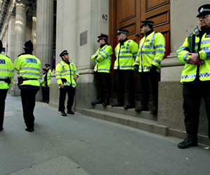   مصر اليوم - استدعاء الشرطة البريطانية لمنع أسقف من تسليم رسالة إلى مكتب كاميرون