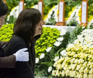   مصر اليوم - معاناة أقارب المفقودين بعد اسبوع على غرق العبارة الكورية الجنوبية