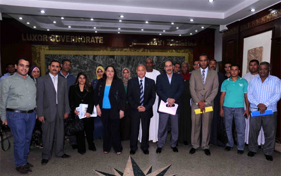   مصر اليوم - محافظ الأقصر يسلم عقود مشروعات الصّندوق الاجتماعي