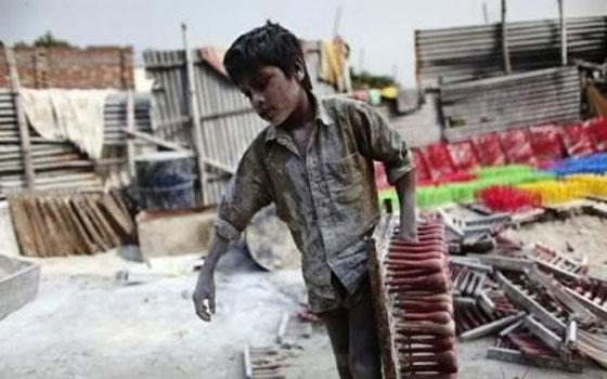   مصر اليوم - أطفال جزائريُّون لفظتهم المدارس ويعملون في الأسواق الشّعبيّة