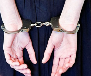   مصر اليوم - اعتقال سيدة هاربة من 19حكمًا في الأميريّة