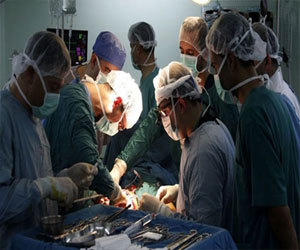   مصر اليوم - أطباء يخرجون فوطة ظلت في بطن مريضة 20 عامًا