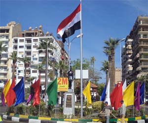   مصر اليوم - محافظ بورسعيد يرفع العلم المصري في ذكرى إنشاء المدينة