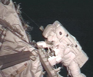   مصر اليوم - رائدا فضاء يبدلان جهاز كمبيوتر معطلا خارج محطة الفضاء الدولية