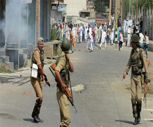   مصر اليوم - القوات الهندية تستخدم قنابل الغاز لتفريق متظاهرين