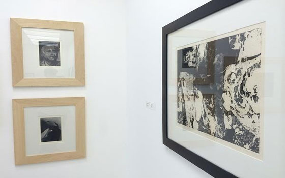 مصر اليوم - التشكيلي السوداني خليل يستكشف تصارع الظلام واللون الأسود مع الأبيض والضوء