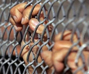 مصر اليوم - تجديد حبس 7 من عناصر الإخوان بالمنيا لاتهامهم بحرق سيارات شرطة