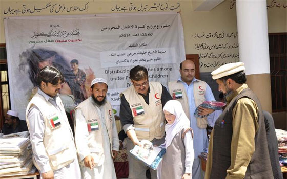  مصر اليوم - الهلال الأحمر الإماراتي يوزع 11 ألف كسوة على أطفال باكستان في إقليم خيبر بختون