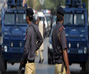   مصر اليوم - مقتل 4 أشخاص بينهم مفتش في الشرطة بتفجير انتحاري في كراتشي الباكستانية