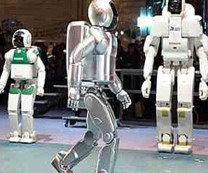   مصر اليوم - الرجل الآلي الياباني آسيمو يحاكي تصرفات الإنسان