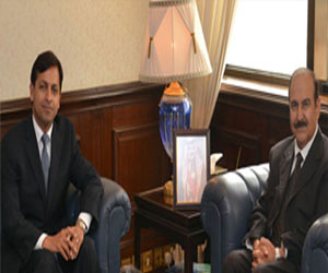   مصر اليوم - د.ميرزا يبحث التطبيقات التكنولوجية الحديثة في مجال الكهرباء والماء