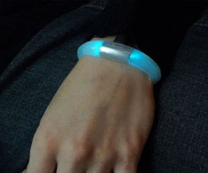   مصر اليوم - سوار مضئ لهواه ركوب الدراجات ليلًا لتفادي الحوادث