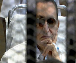   مصر اليوم - مبارك يُوجِّه التَّحيَّة لأنصاره  احتفالًا بتحرير سيناء