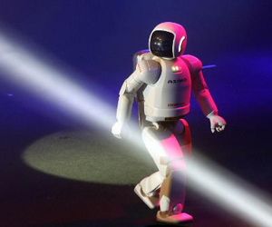   مصر اليوم - الرجل الآلي الياباني آسيمو يحاكي تصرفات الأنسان