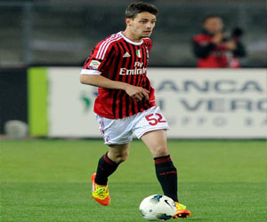 مصر اليوم - ريال مدريد يواصل مساعيه لضم دي سكوليو مدافع ميلان