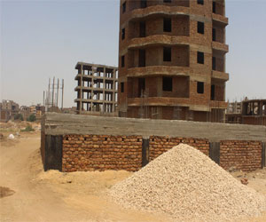   مصر اليوم - عمارة  مخالفة وسط الطريق في الأقصر تعيق المرور