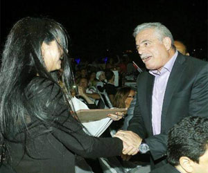   مصر اليوم - محافظ جنوب سيناء يُكّرم الفنانة كلوديا