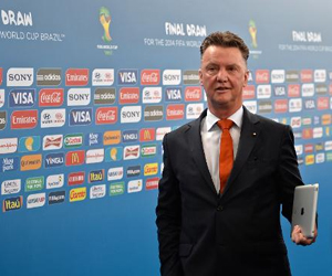 مصر اليوم - الهولندي لويس فان غال سيشرف على يونايتد بعد المونديال