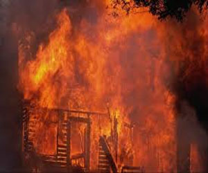   مصر اليوم - تفحمُ سيّارة بسبب إحراق القمامة في سوهاج