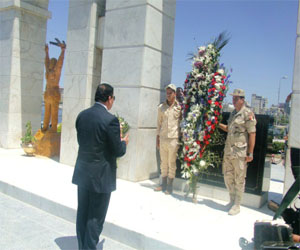   مصر اليوم - محافظ دمياط يضع أكاليل الزهور على قبر الجندي المجهول