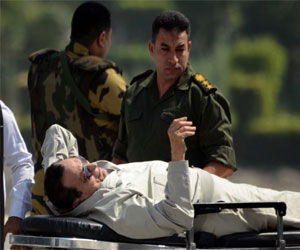   مصر اليوم - إصابة مبارك بهبوط خلال محاكمته في قضيّة القرن