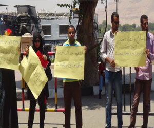   مصر اليوم - معلمو الأقصر يتظاهرون أمام ديوان المحافظة ويهددون بالإضراب