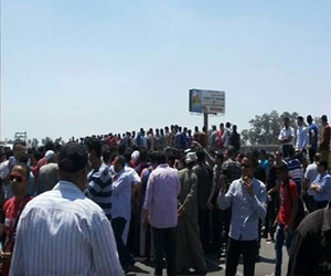   مصر اليوم - طلاب المعهد العالي للهندسة يقطعون الطريق الصحراوي احتجاجًا على مقتل أحد زملائهم