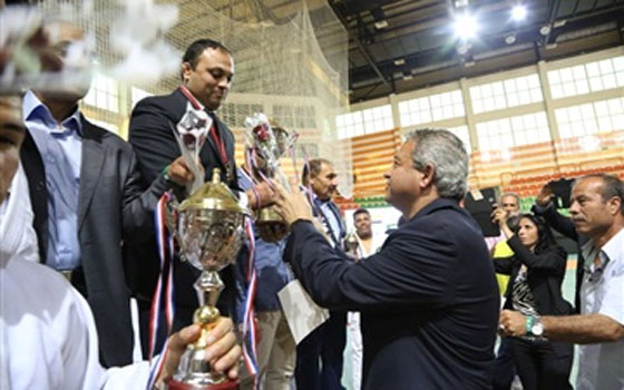   مصر اليوم - عبد العزيز يسلم لاعبي مصر كأس البطولة العربية للجودو لحصولهم على المركز الأول