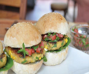   مصر اليوم - برغر التونة والذرة الحلوة