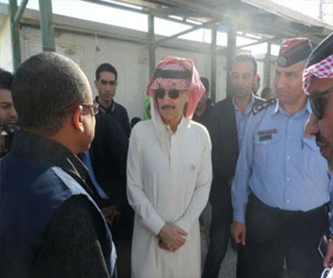   مصر اليوم - الوليد بن طلال يتفقَّدَ مخيّم الزعتريّ للاجئين في الأردن