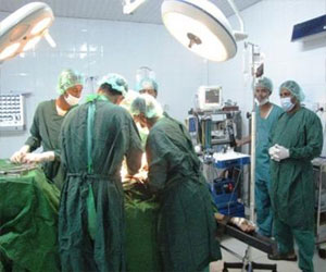   مصر اليوم - فريق طبي يمني ينجح من استئصال كيس صديدي من جمجمة فتاة