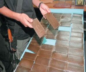 مصر اليوم - شرطة الغردقة تقبض على مروّج حشيش