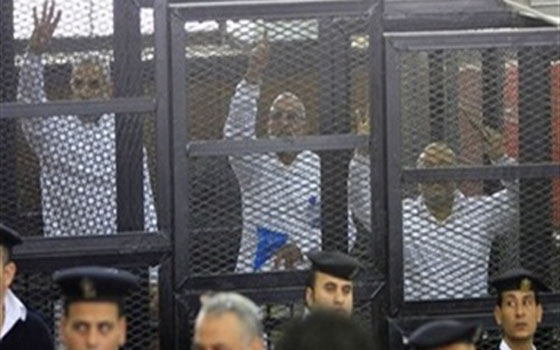   مصر اليوم - جنايات شبرا تحاكم 48 من قيادات الإخوان يتقدَّمُهم بديع والبلتاجيّ