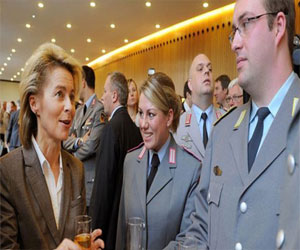   مصر اليوم - وزيرة الدفاع الألمانية ترتدي تميمة خلال رحلاتها الخارجية