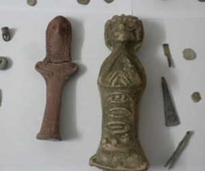 مصر اليوم - أمن الغردقة يضبط عاطلاً بحوزته قطعتين أثريتيّن